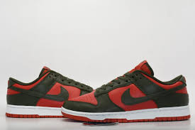 Nike Dunk Low en rouge et kaki